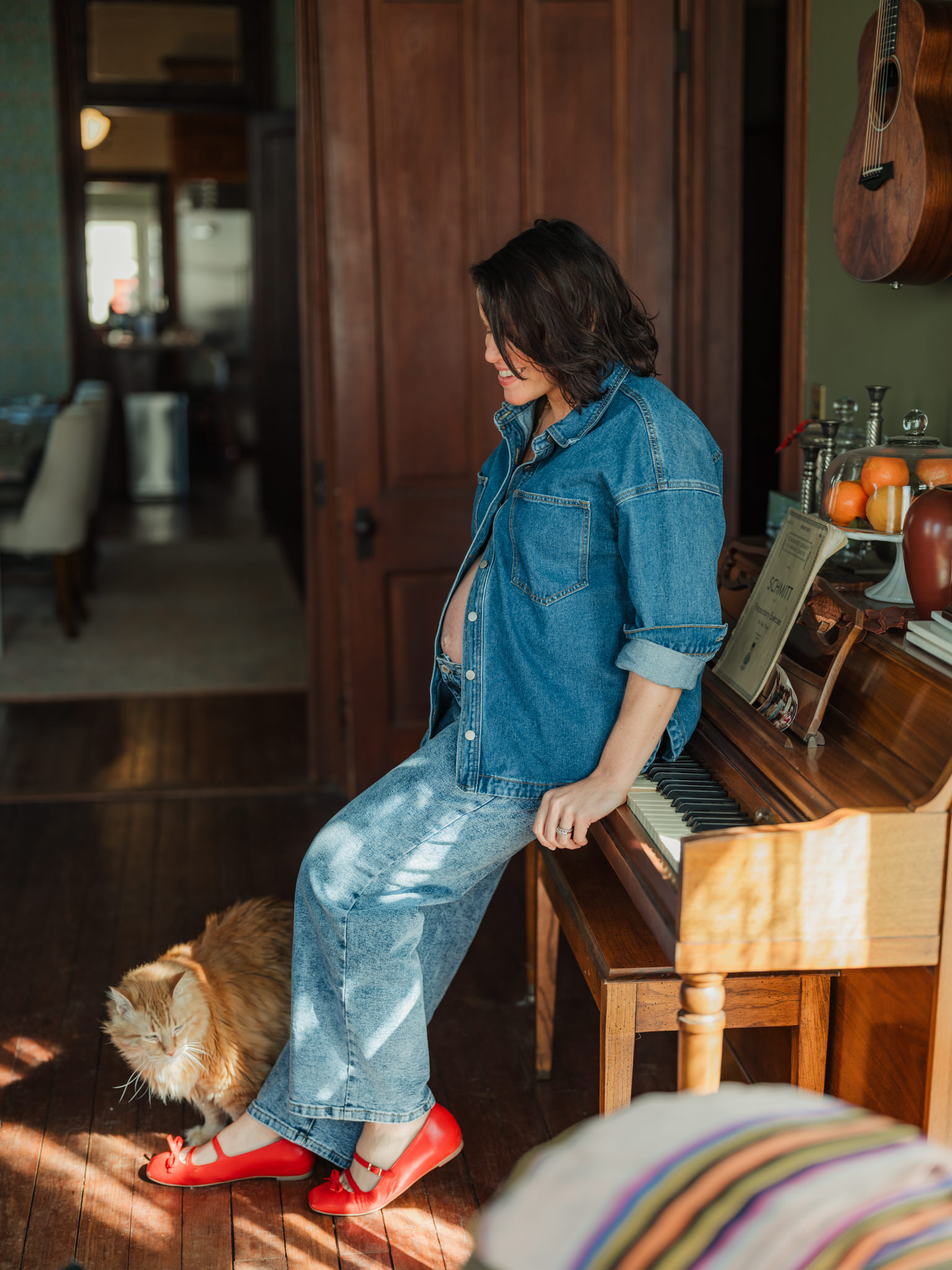 Joy the Baker maternity with her cat Tron